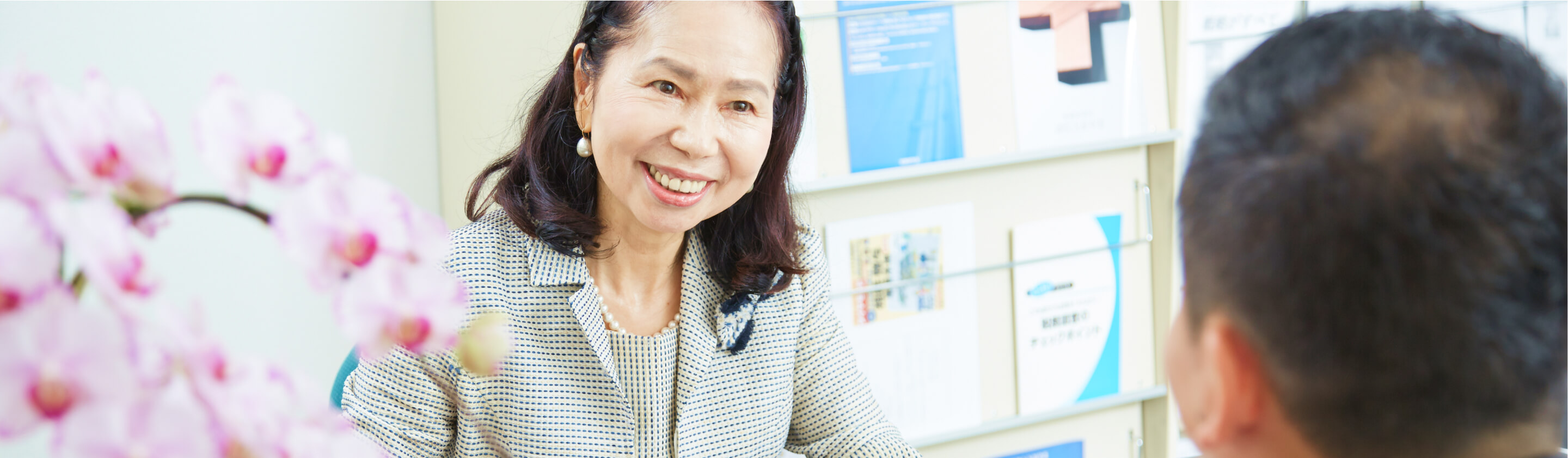 税理士とお客様が話す様子